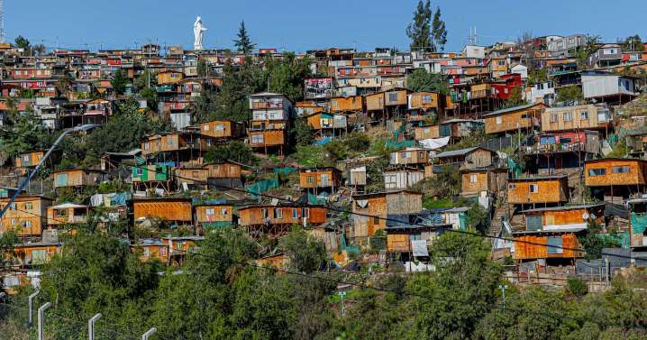 Lo Barnechea inicia desalojo de 30 familias en toma de Cerro 18 por alto riesgo en la quebrada