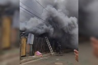 Incendio afecta a casa de material ligero Valparaíso: bomberos trabaja ante riesgo de propagación