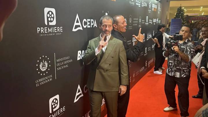 El 'look' del actor Juan Pablo Shuk en el estreno de su nueva película con Paz Vega: "Me hacía ilusión llevar Zaragoza a una alfombra roja"