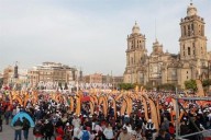Arriban simpatizantes al Zócalo para festejo de la 4T