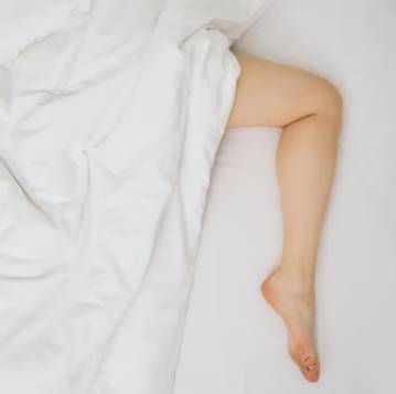 Why Do Some People Sleep With One Leg Outside the Blanket? Know the Science, Reasons and Truth Behind This Common Habit
