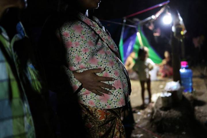 After fleeing fighting, Cambodian woman fears giving birth in border camp