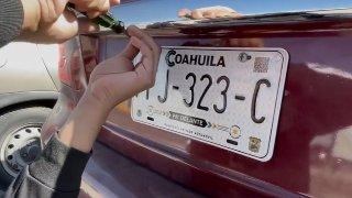 ¡Tome nota! Multarán autos mexicanos que porten placas vencidas