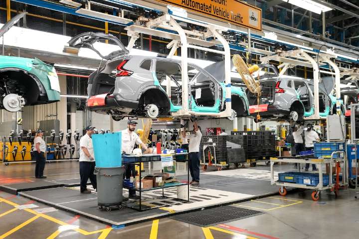 Canadian manufacturing PMI falls as trade tensions dent output, new orders