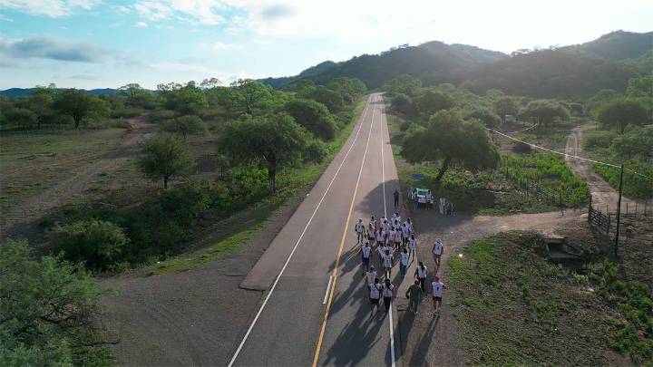 Rumbo a la Virgen del Valle: una joven de Canadá y cientos de santiagueños caminan unidos por la esperanza