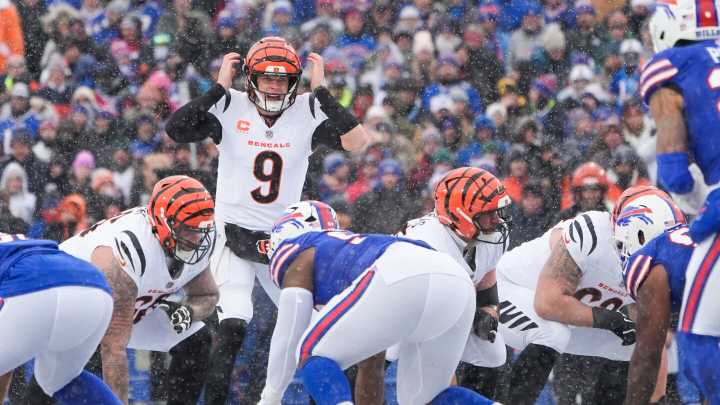 In snowy Buffalo, Bengals lead Bills 21