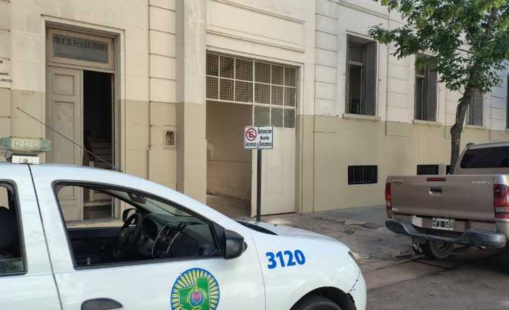 Un policía resultó herido de bala en la Jefatura