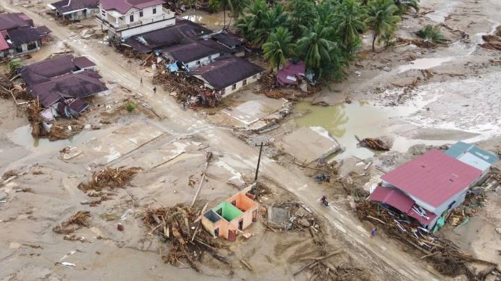 Inundaciones en Indonesia, Sri Lanka y Tailandia dejan más de mil 300 muertos