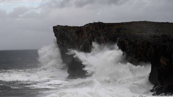 La costa asturiana, en alerta naranja por temporal marítimo con olas de seis metros