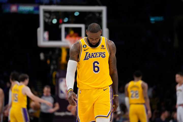 (VIDEO) LeBron James rompe racha histórica en agónico triunfo de los Lakers en el último segundo