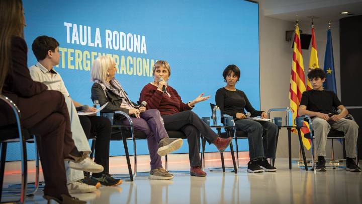 Diálogo entre adolescentes y represaliadas por el franquismo: "La censura no solo prohibiría 'Élite', lo haría hasta con 'Bob Esponja'"