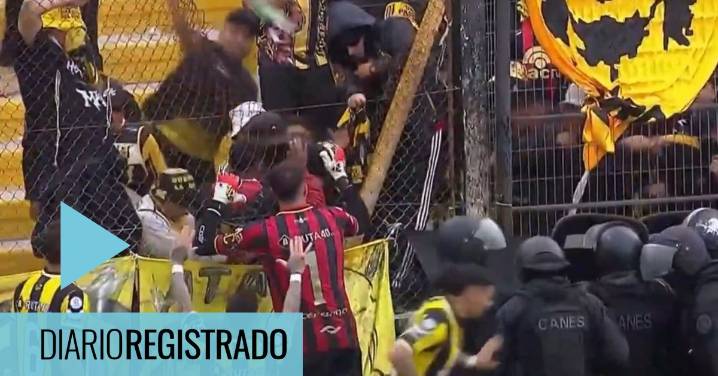 Escándalo en la final del Ascenso: los hinchas de Deportivo Madryn invadieron el campo de juego y les tiraron piedras a la policía