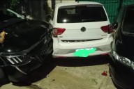 Accidente de tránsito en Paraná: un auto chocó a vehículos estacionados