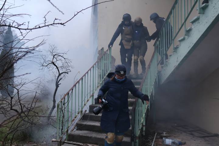 Ucrania forma a civiles y a periodistas para sobrevivir bajo los drones