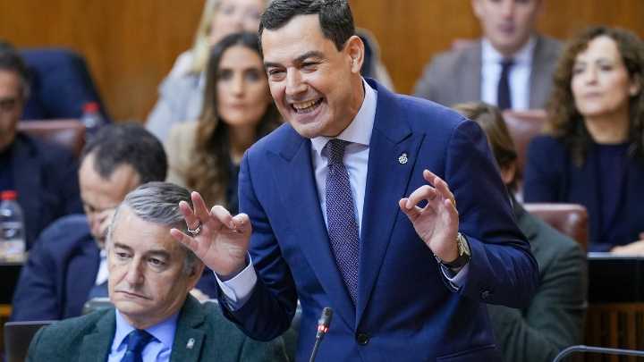 Juanma Moreno critica que Pedro Sánchez "se humille hincando las rodillas" ante Puigdemont por "unos meses más en el Gobierno"