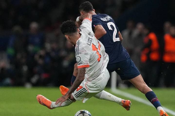 Reduce UEFA sanción para Luis Díaz por falta contra Hakimi