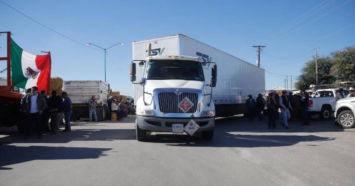 Mantienen agricultores bloqueos en la Garita Comercial Este