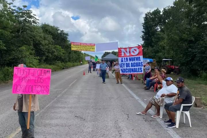 Productores de Bacalar regalan fruta durante manifestaciones por la reforma Ley de Aguas Nacionales