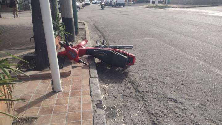 Un pozo provocó la caída de una motociclista en avenida Facundo Quiroga