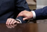 La Casa Blanca explica una mano vendada de Trump por tener dar muchos apretones de mano