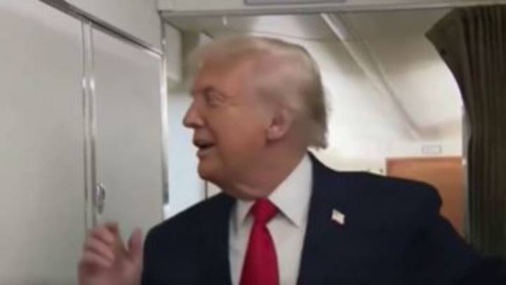 "Hay alguien ahí dentro": Trump es empujado con la puerta del lavabo de su avión ante la prensa (VIDEO)