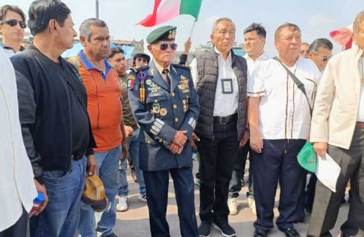 Militares en retiro marchan del Ángel al Zócalo; reprochan aumento de cuatro por ciento