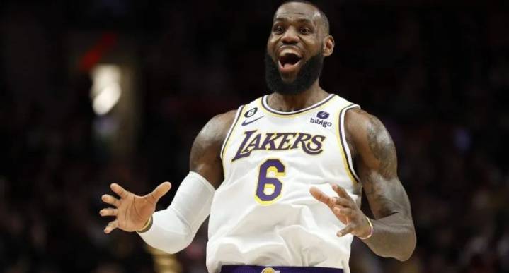 LeBron y Doncic lideran triunfo de Lakers sobre 76ers