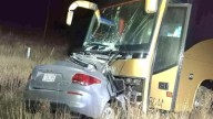 Choque frontal destroza automóvil y mata a joven de 18 años en la carretera Parral