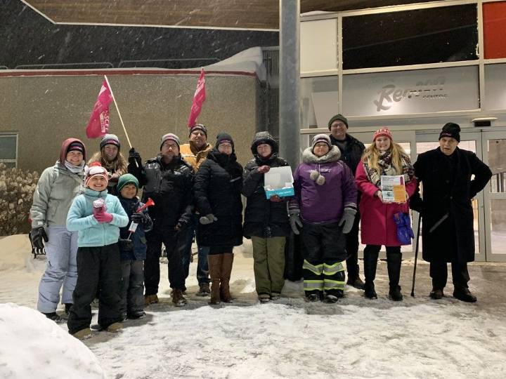 CUPE Local 3251 demonstrate outside city Resident Café