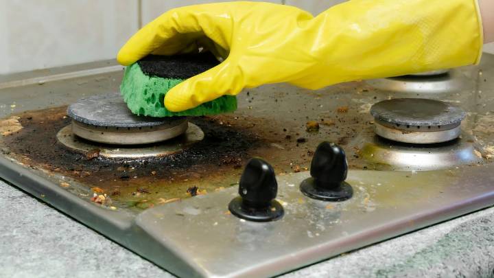 Ni vinagre ni bicarbonato: el mejor truco de limpieza para tus hornallas de la cocina