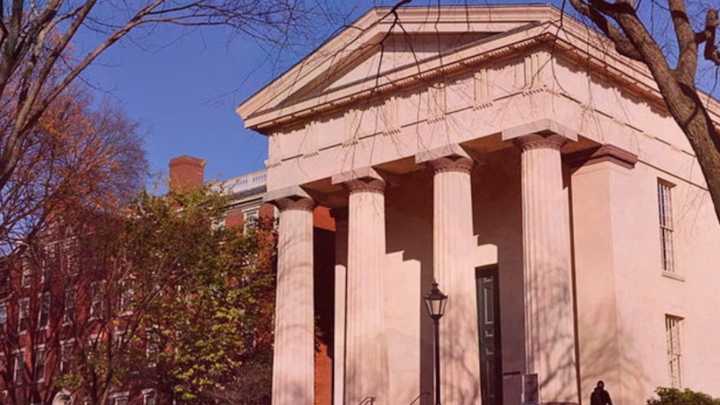 Reportan persona armada en la Universidad de Brown, en Rhode Island