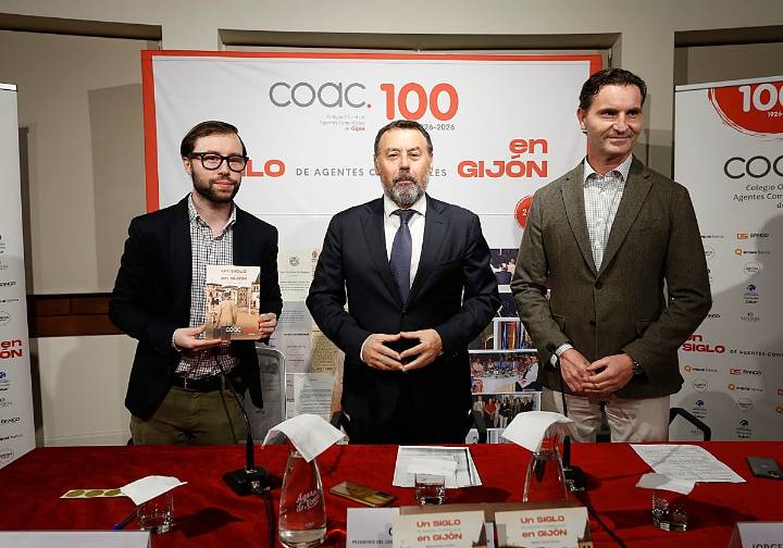 Rafael Suárez-Muñiz repasa la vida comercial de Gijón en 80 páginas altamente ilustradas