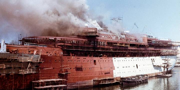 Achille Lauro, el barco maldito: el crucero que arrastró accidentes, un secuestro y terminó envuelto en llamas en el Índico