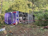 PGJEH investiga volcadura de autobús en Tlanchinol en la que han muerto cinco personas