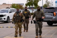 Tres inmigrantes suben al techo de una casa en construcción para escapar de ICE (Video)