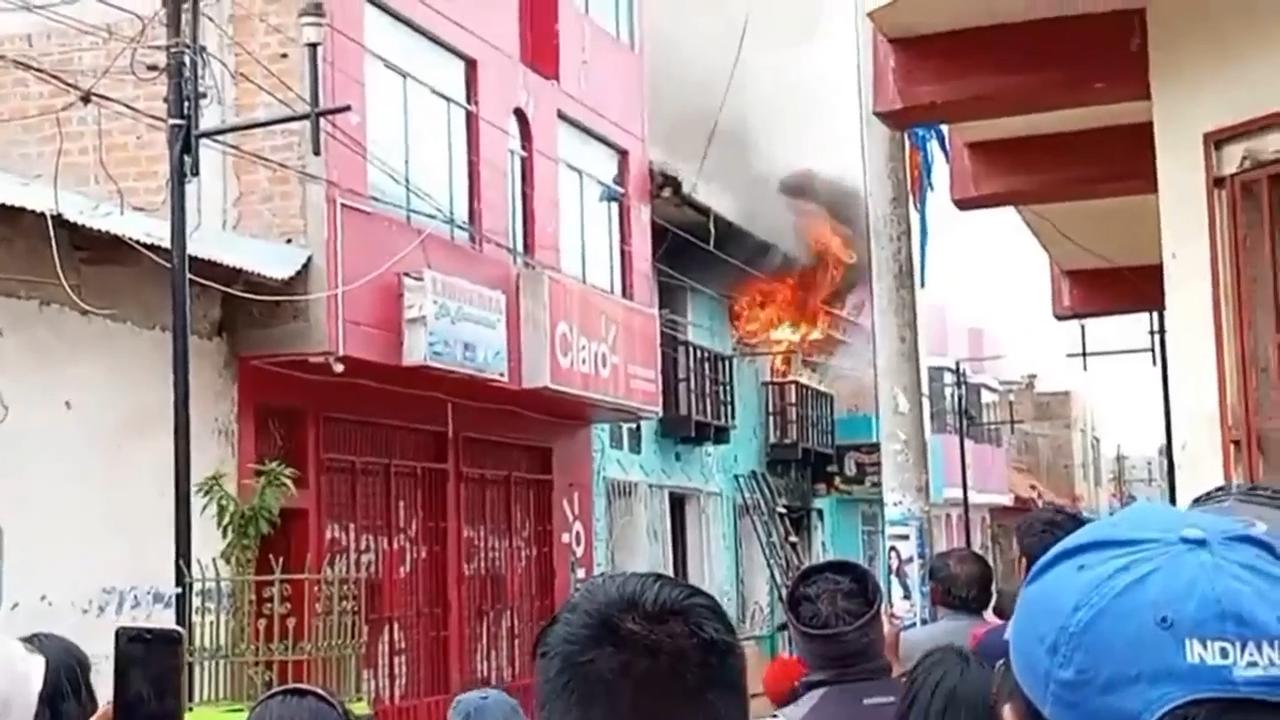 Residents, officials and police battle restaurant fire in Peru