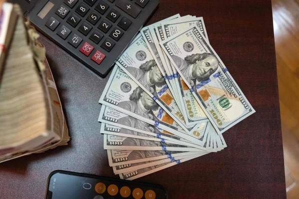 Cierra dólar en $18.05 su menor nivel desde julio 2024