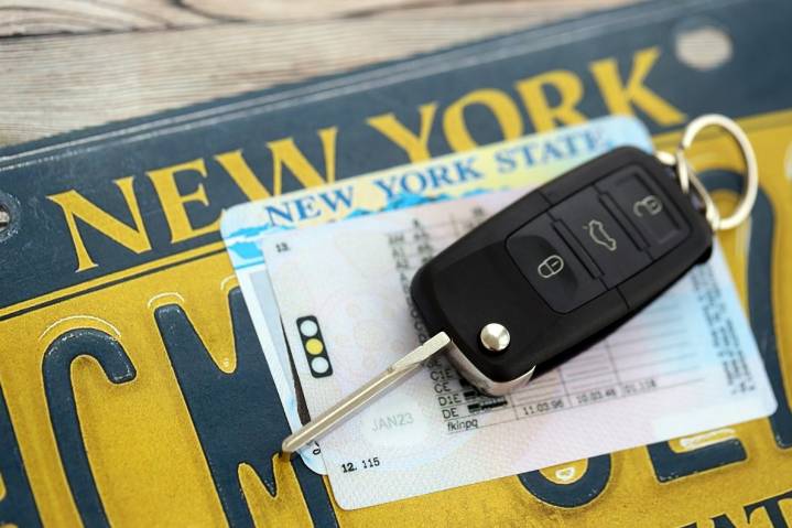 Gobierno amenaza retener fondos federales a 8 estados por irregularidades en licencias comerciales para inmigrantes