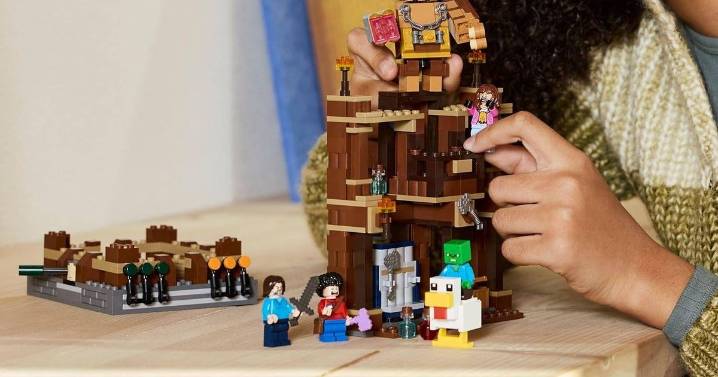 'Fantastic' 491-piece LEGO Minecraft set slashed by 40% on Amazon to £27.19