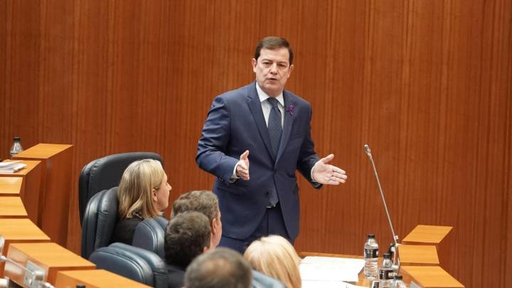 PSOE y Vox fuerzan la comparecencia de Mañueco sobre la trama eólica y el PP les acusa de buscar "ruido"