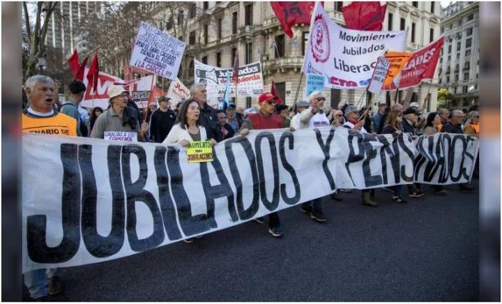 Nueva marcha en el Congreso mientras los diputados hacían la sesión preparatoria