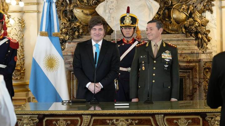 Javier Milei le tomó juramento al militar Carlos Presti como ministro de Defensa