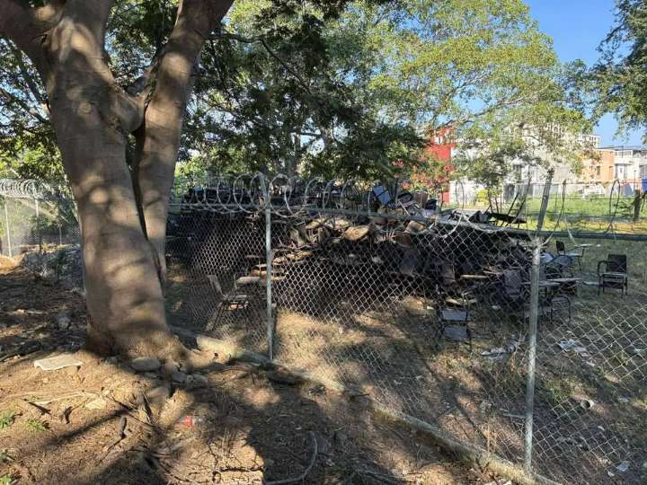 Piden reaprovechar pupitres abandonados en secundaria de Fluvial Vallarta