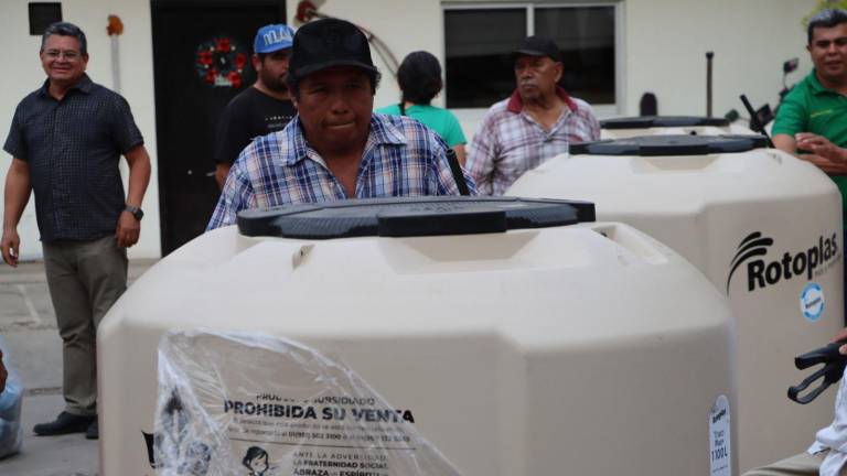 Entregan 58 tinacos y una cisterna a familias vulnerables de Rosario