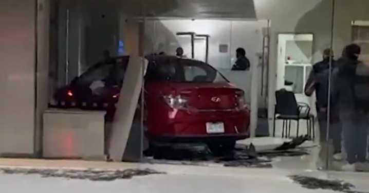 ¡Terminó en la sala de espera! Auto choca contra un banco en Zapopan