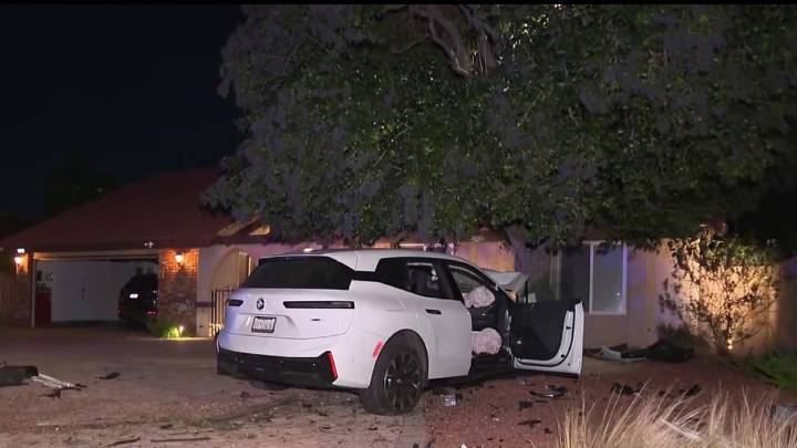 2 people critically hurt in multi-vehicle crash in Northridge