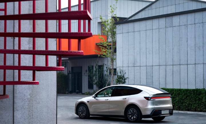 Tesla’s six-seat extended wheelbase Model Y L sold out for January 2026