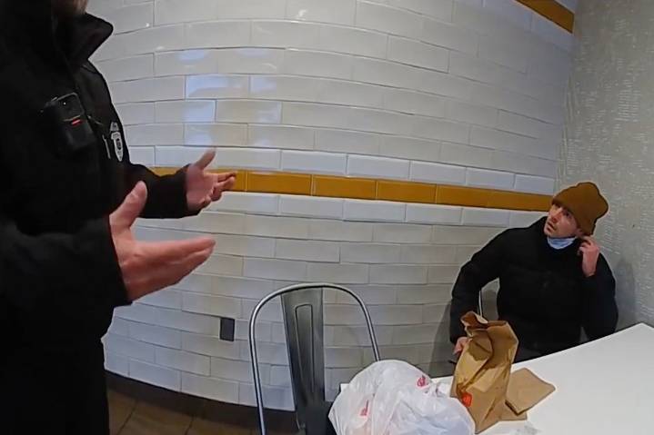 Difunden el video del instante en que la policía identifica a Luigi Mangione en un McDonald’s