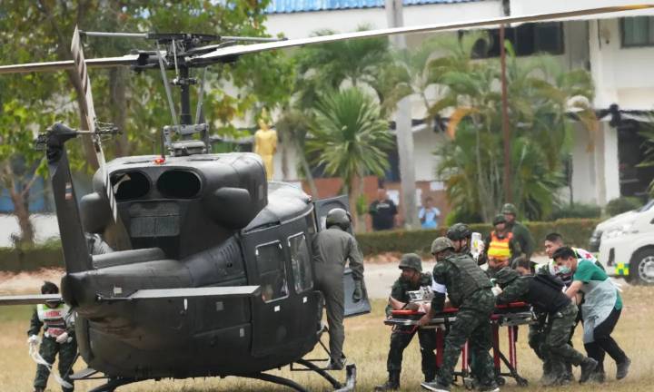 Renewed Thailand-Cambodia border fighting displaces hundreds of thousands