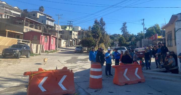 Vecinos bloquean avenida Xicoténcatl Leyva para exigir reparación de drenaje